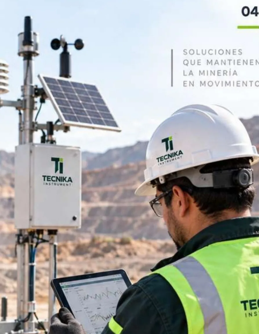 Técnico revisando una estación meteorológica con panel solar en una mina